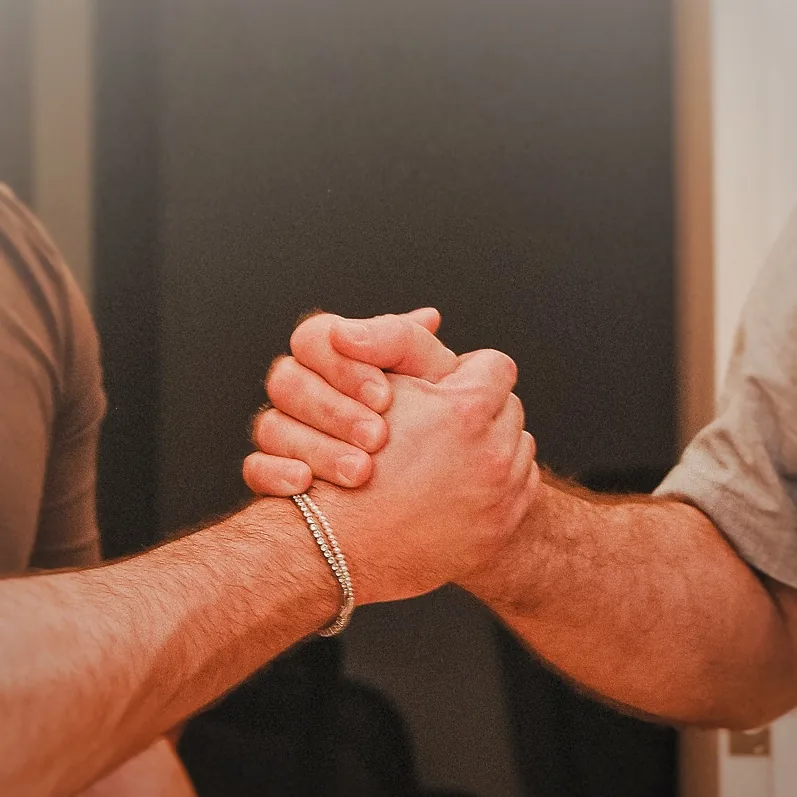 Aperto de mãos em uma celebração da clínica